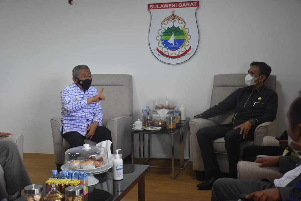 Gubernur Sampaikan Persiapan Ekspor Cangkang Kelapa Sawit ke Pimpinan DPRD Sulbar 